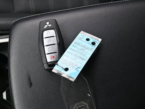 Used 2023 Mitsubishi Outlander SE image 19