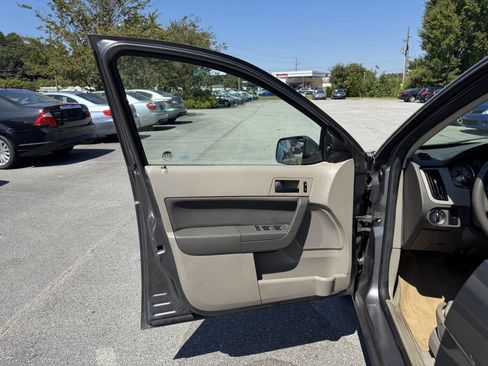 Used 2009 Ford Focus SE FWD image 13