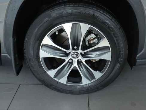 Used 2023 Toyota Highlander XLE FWD image 37