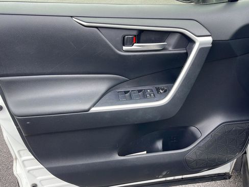 Used 2019 Toyota RAV4 XLE FWD image 11