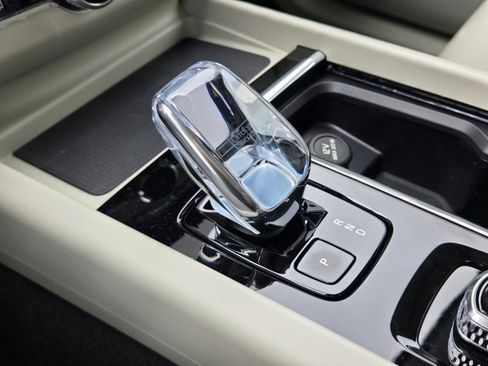 New 2026 Volvo XC60 T8 Ultra w/ Climate Package AWD/4WD image 18
