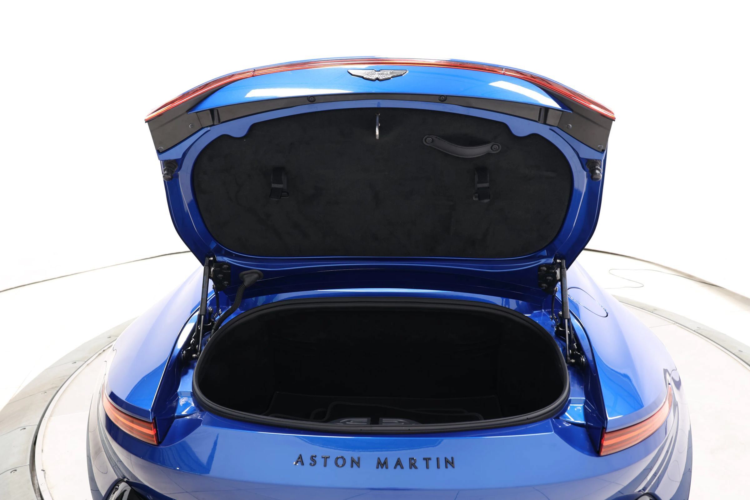 Used 2023 Aston Martin V8 Vantage Roadster RWD image 52