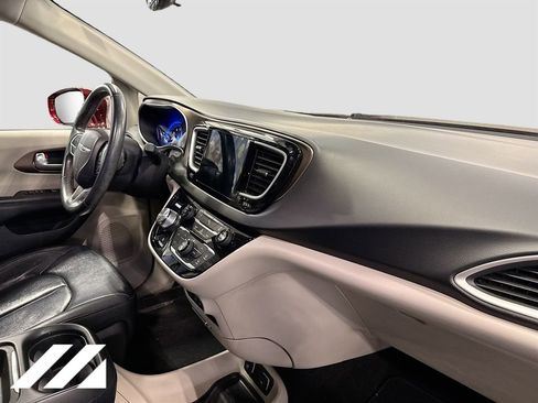 Used 2017 Chrysler Pacifica Touring-L image 30