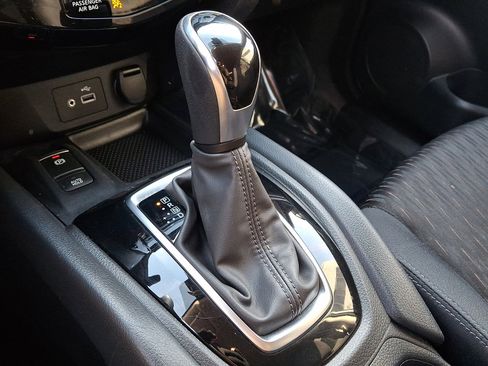 Certified 2019 Nissan Rogue SV w/ Premium Package image 15