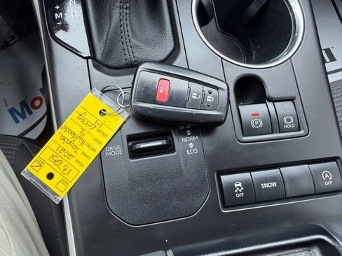 Used 2021 Toyota Highlander L image 26