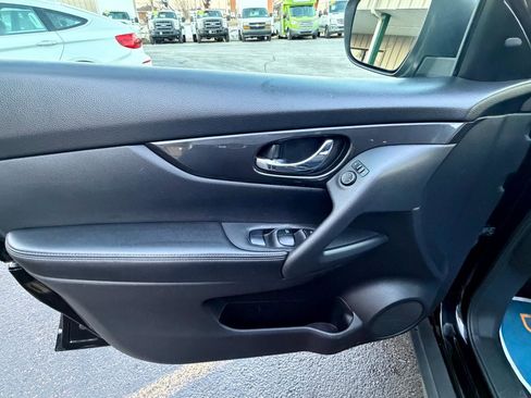 Used 2020 Nissan Rogue SV image 17