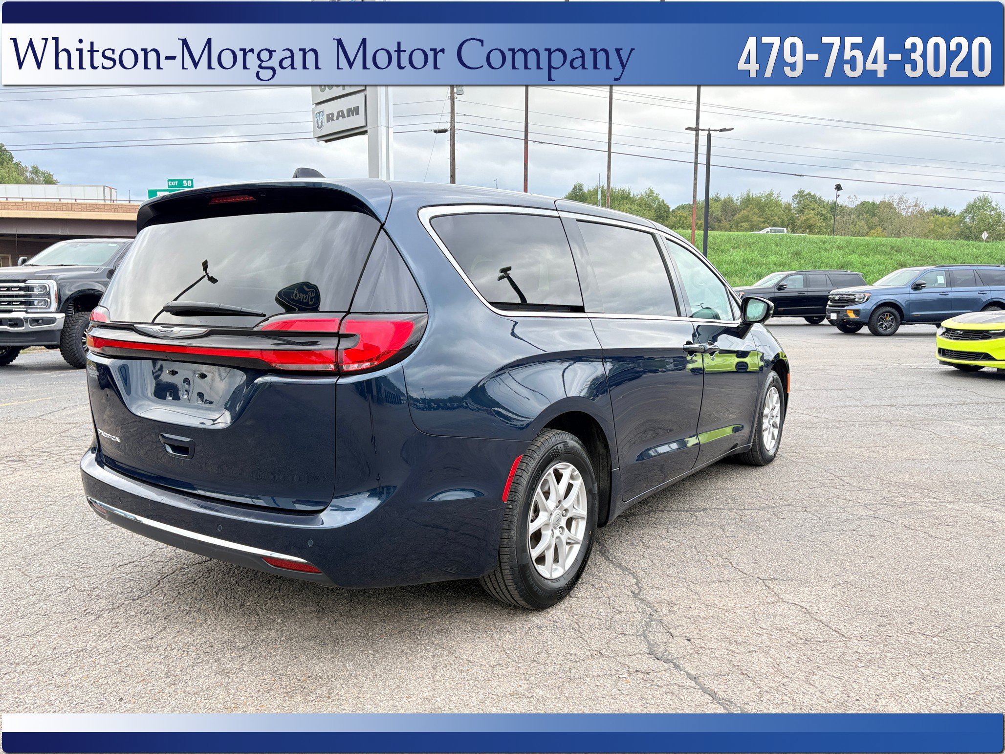 Used 2024 Chrysler Pacifica Touring-L FWD image 5