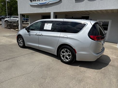Used 2024 Chrysler Pacifica Limited FWD image 3