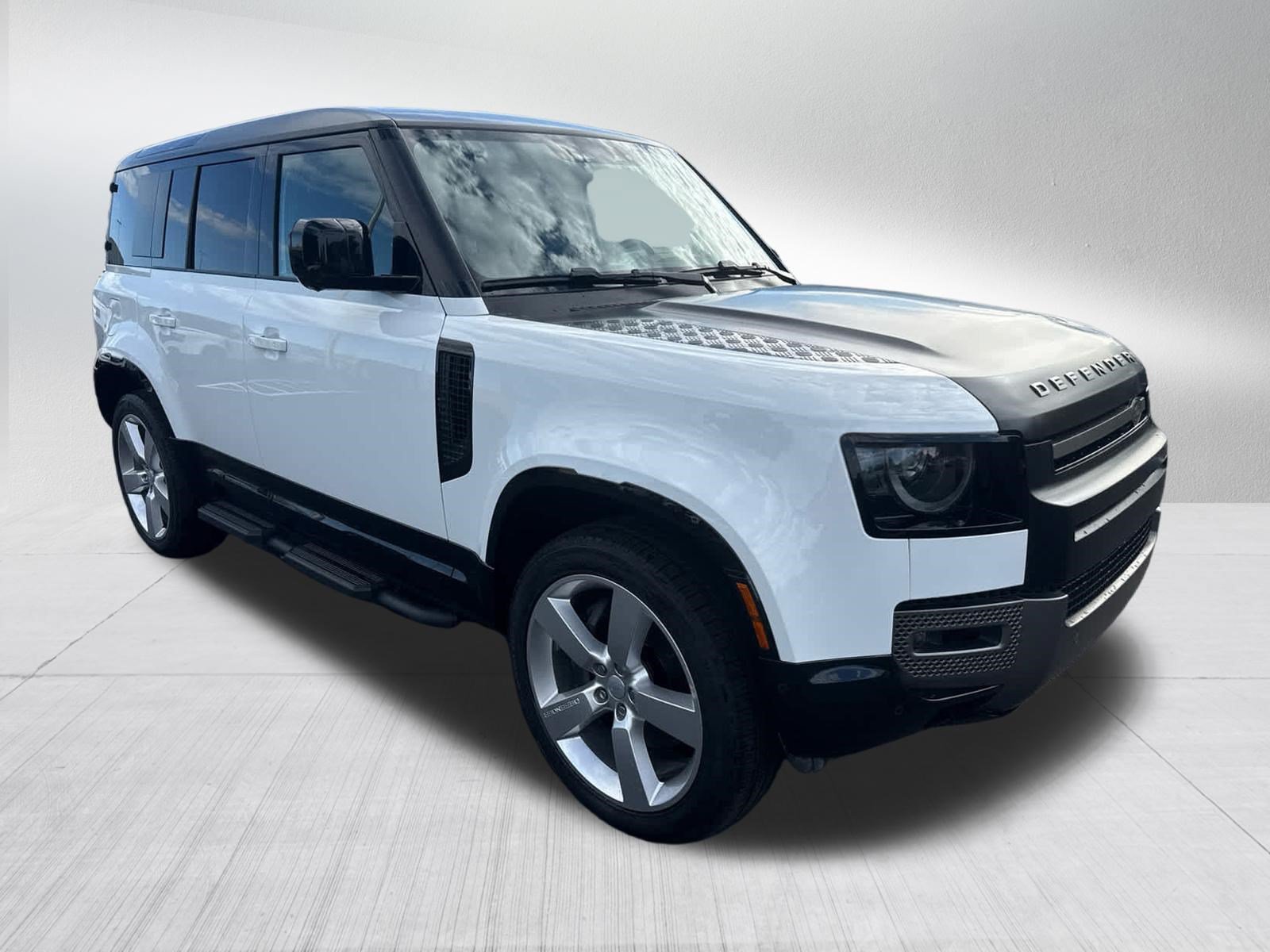 Certified 2025 Land Rover Defender 110 X-Dynamic SE AWD/4WD image 6