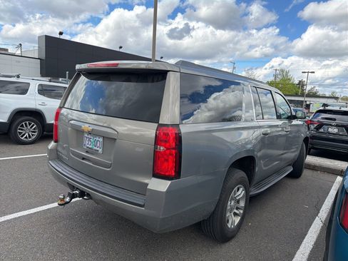 Used 2018 Chevrolet Suburban LT image 4