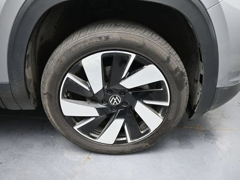 Used 2025 Volkswagen Atlas Cross Sport SE FWD image 17