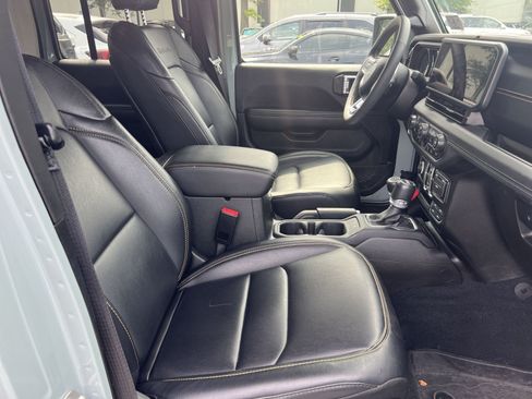 Used 2024 Jeep Wrangler Unlimited Sahara w/ Technology Group AWD/4WD image 24