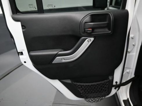 Used 2016 Jeep Wrangler Unlimited Sahara w/ Connectivity Group image 29