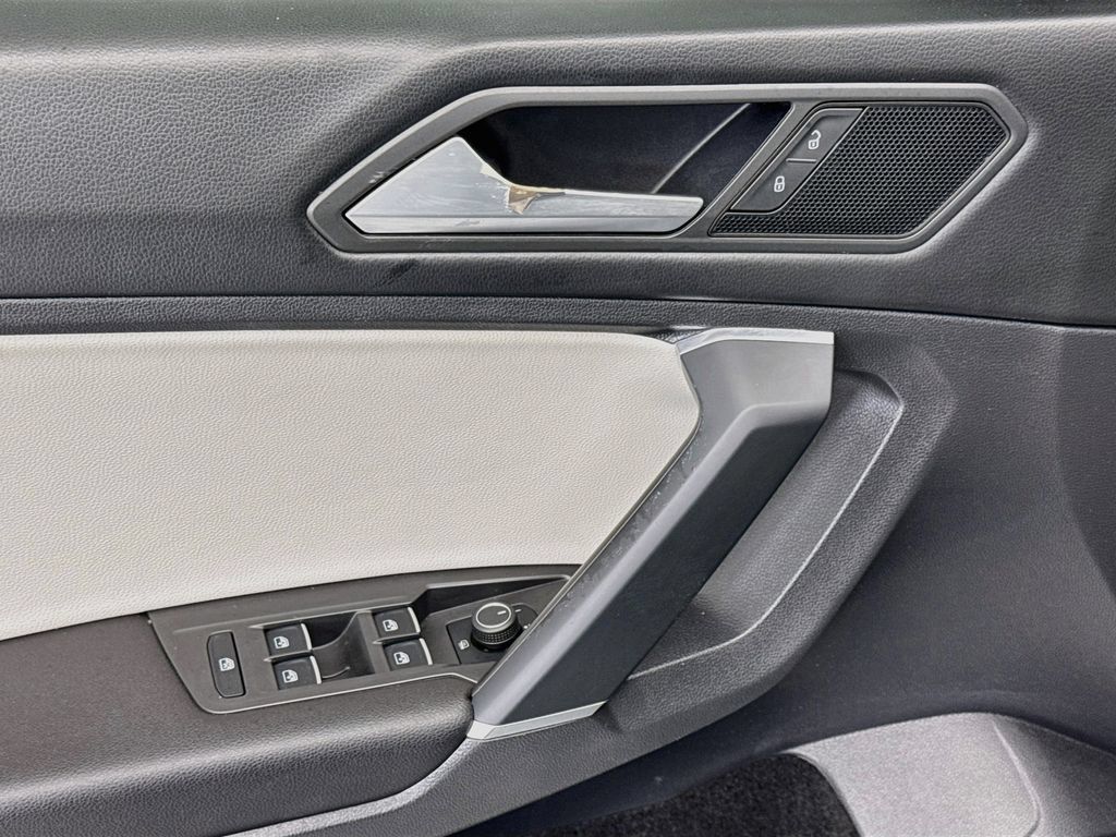 Used 2020 Volkswagen Tiguan SE AWD/4WD image 21