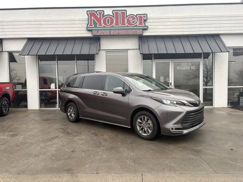 Used 2024 Toyota Sienna XLE image 1