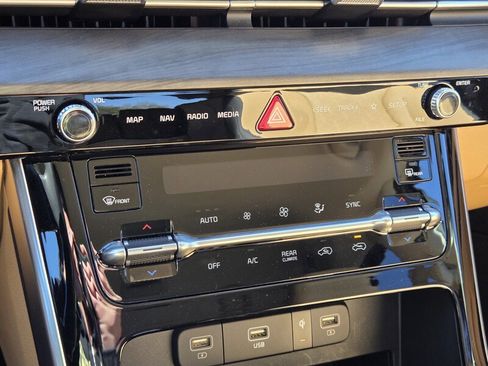 Used 2024 Kia Carnival EX image 20