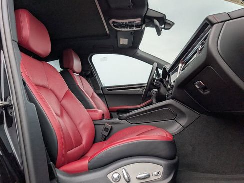 Used 2024 Porsche Macan image 17