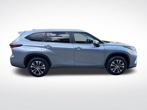 Used 2023 Toyota Highlander XLE FWD image 4