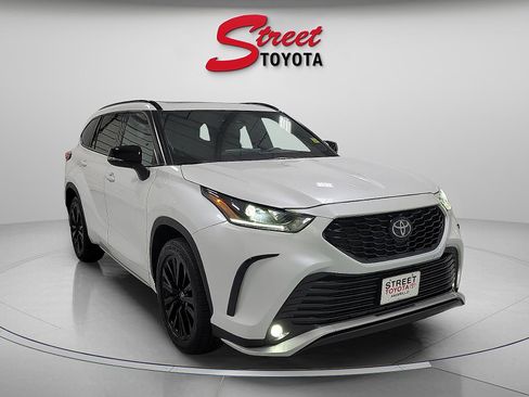 Certified 2025 Toyota Highlander XSE AWD/4WD image 5