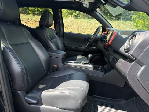 Used 2019 Toyota Tacoma TRD Sport AWD/4WD image 20