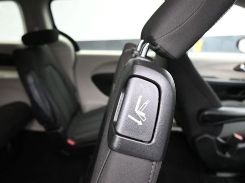 Used 2023 Chrysler Voyager LX image 46