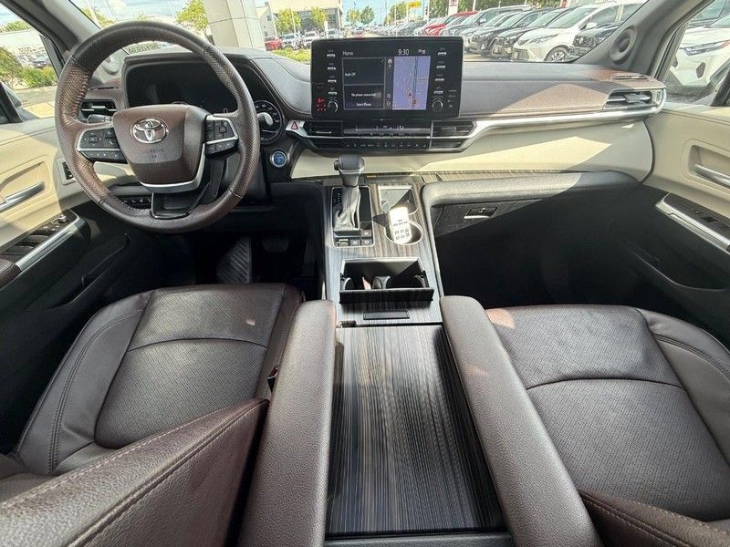 Used 2023 Toyota Sienna Platinum AWD/4WD image 15