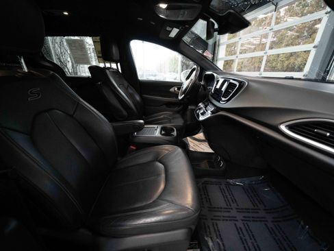 Used 2020 Chrysler Pacifica Touring-L Plus w/ Advanced Safetytec Group image 27