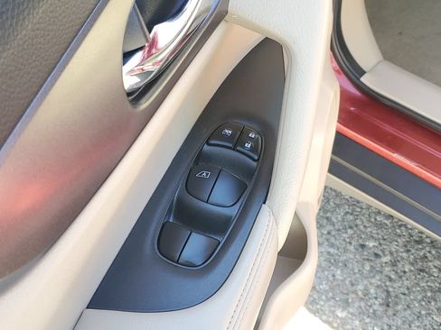 Used 2015 Nissan Rogue SV w/ SV Premium Package AWD/4WD image 35