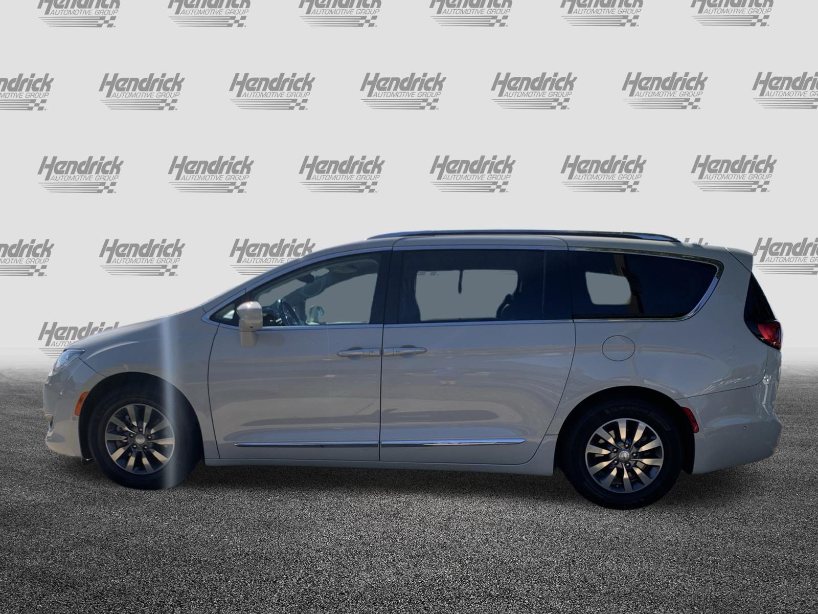 Used 2019 Chrysler Pacifica Touring-L Plus w/ Advanced Safetytec Group FWD image 7