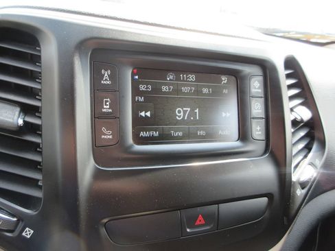 Used 2015 Jeep Cherokee Latitude w/ Cold Weather Group FWD image 23