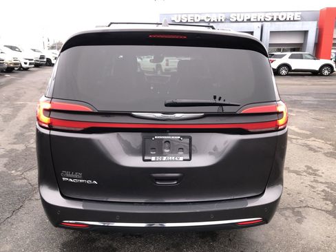 Used 2022 Chrysler Pacifica Touring-L image 11