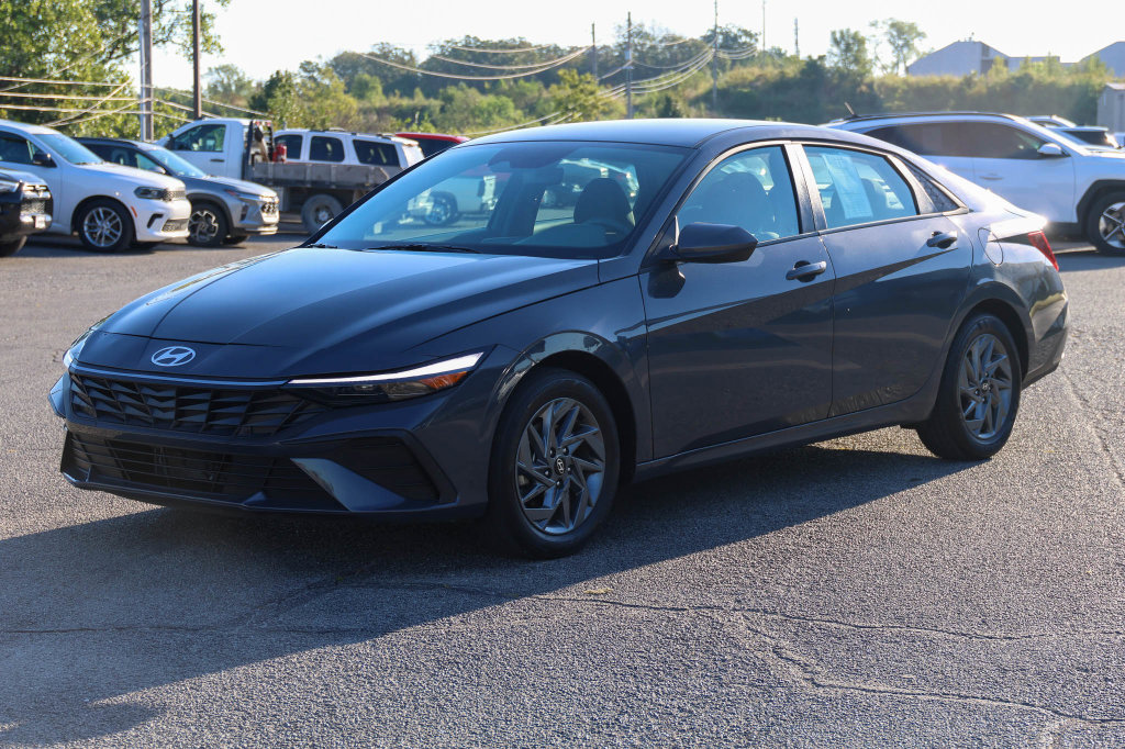 Used 2025 Hyundai Elantra Hybrid FWD image 6