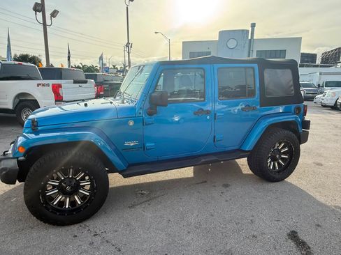 Used 2015 Jeep Wrangler Unlimited Sahara w/ Connectivity Group AWD/4WD image 16