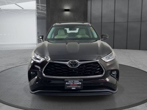 Used 2021 Toyota Highlander Limited FWD image 2