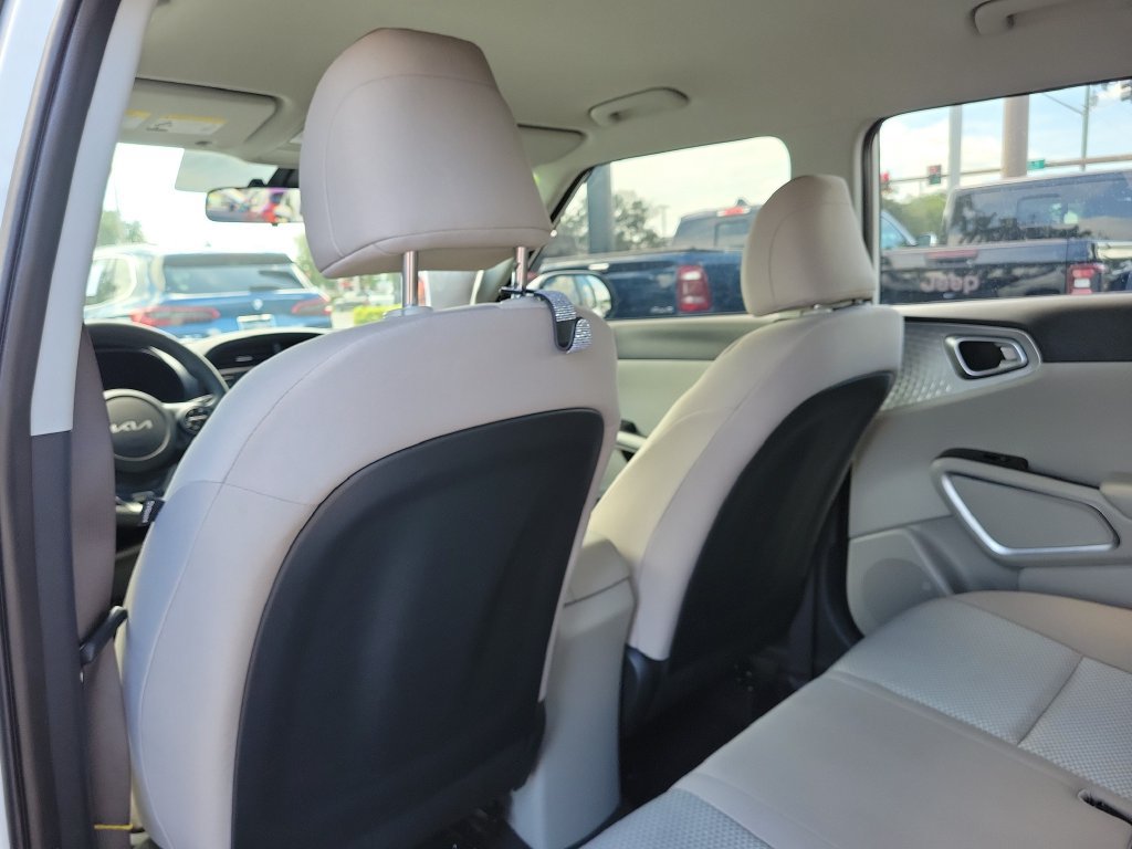 Used 2025 Kia Soul LX w/ LX Technology Package FWD image 11