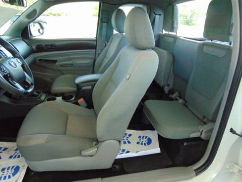 Used 2015 Toyota Tacoma 2WD Access Cab image 18
