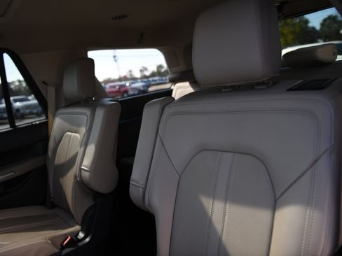 Used 2024 Ford Expedition Limited image 11