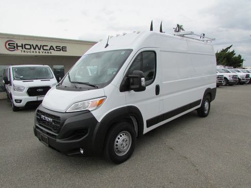 Used 2024 RAM ProMaster 2500 w/ Convenience Group FWD image 4