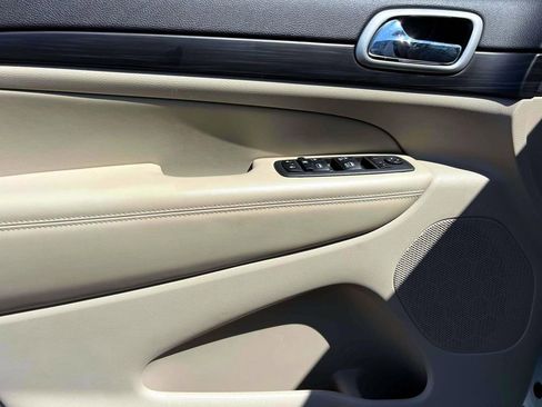 Certified 2022 Jeep Grand Cherokee Laredo E image 15