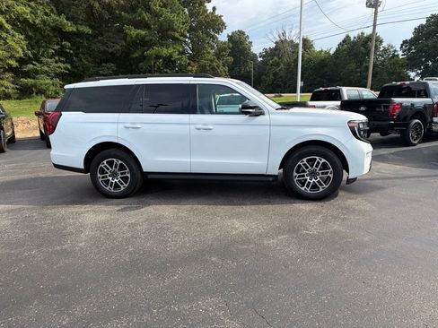 Used 2025 Ford Expedition Active RWD image 2