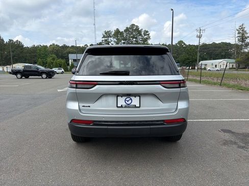 Used 2025 Jeep Grand Cherokee Altitude AWD/4WD image 6