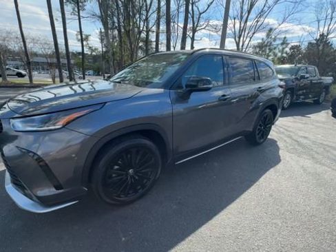 Used 2025 Toyota Highlander XSE image 8