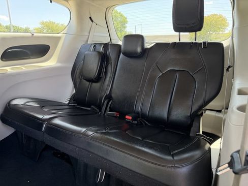 Used 2022 Chrysler Pacifica Touring-L FWD image 25