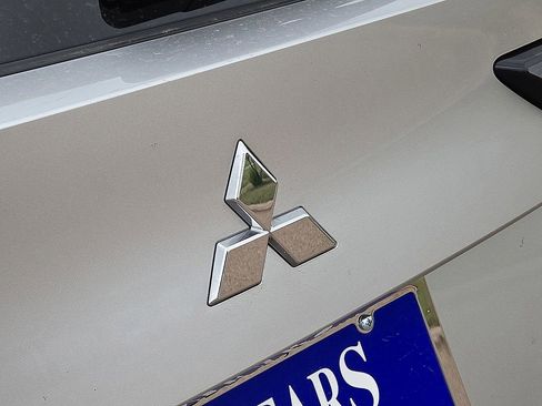 Used 2025 Mitsubishi Outlander SE FWD image 12