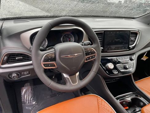 Used 2024 Chrysler Pacifica Pinnacle AWD/4WD image 9