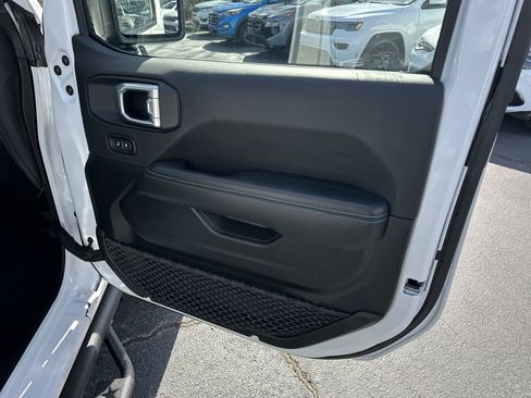 Used 2024 Jeep Wrangler Unlimited Rubicon 4xe image 18