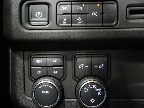 Used 2024 Chevrolet Tahoe Premier AWD/4WD image 13