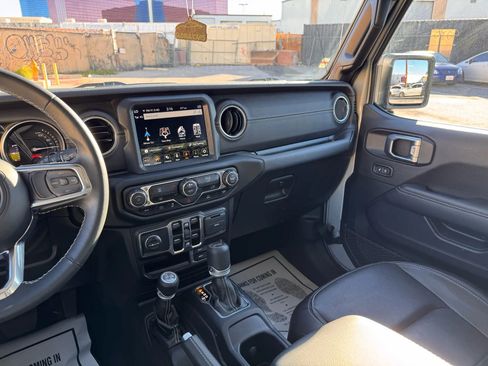 Used 2022 Jeep Wrangler Unlimited Sahara image 23