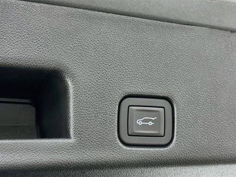Used 2025 Chevrolet Traverse LT AWD/4WD image 32