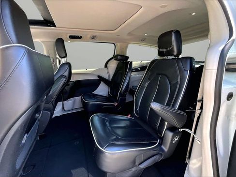 Certified 2023 Chrysler Pacifica Limited FWD image 23